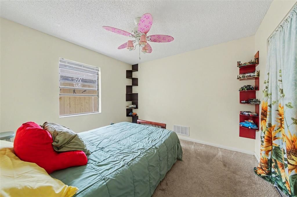 Activo con contrato: $425,000 (5 camas, 3 baños, 3131 Pies cuadrados)