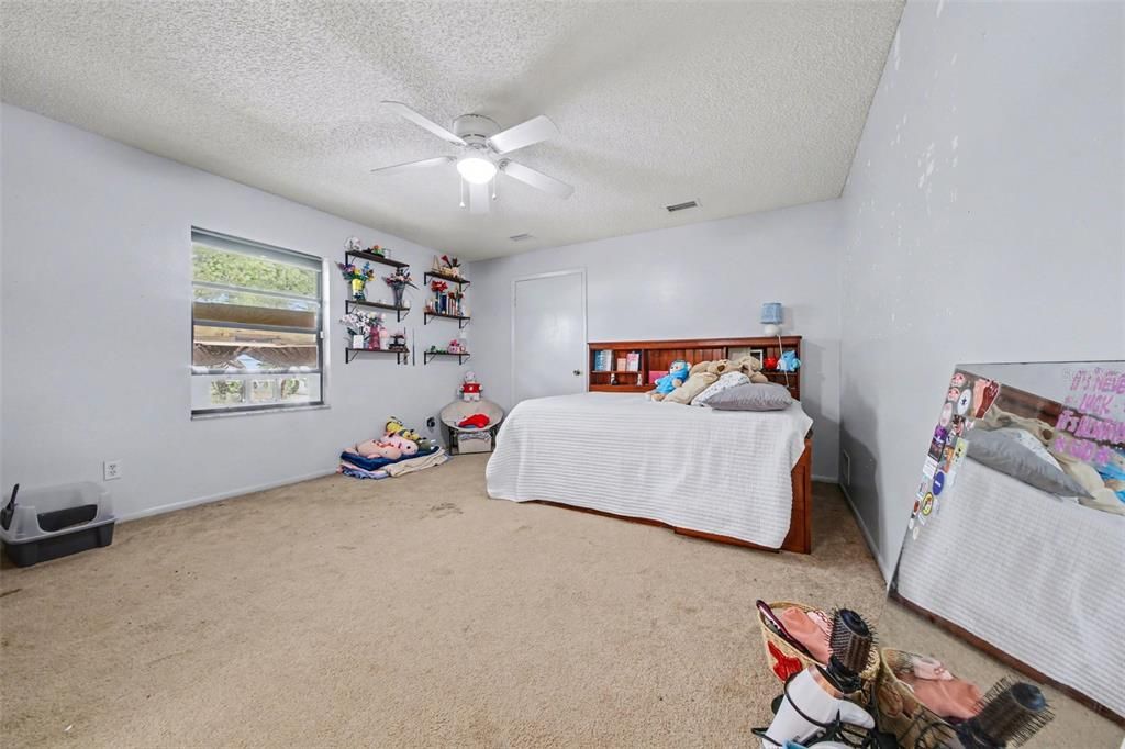 Activo con contrato: $425,000 (5 camas, 3 baños, 3131 Pies cuadrados)