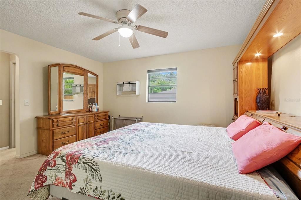 Activo con contrato: $425,000 (5 camas, 3 baños, 3131 Pies cuadrados)