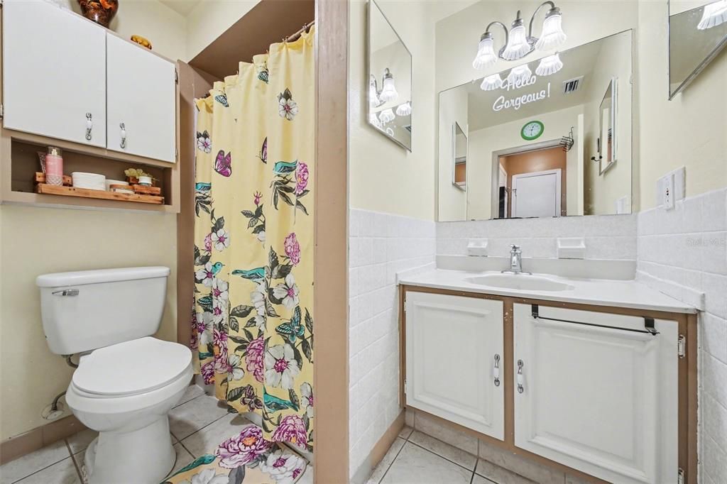 Activo con contrato: $425,000 (5 camas, 3 baños, 3131 Pies cuadrados)