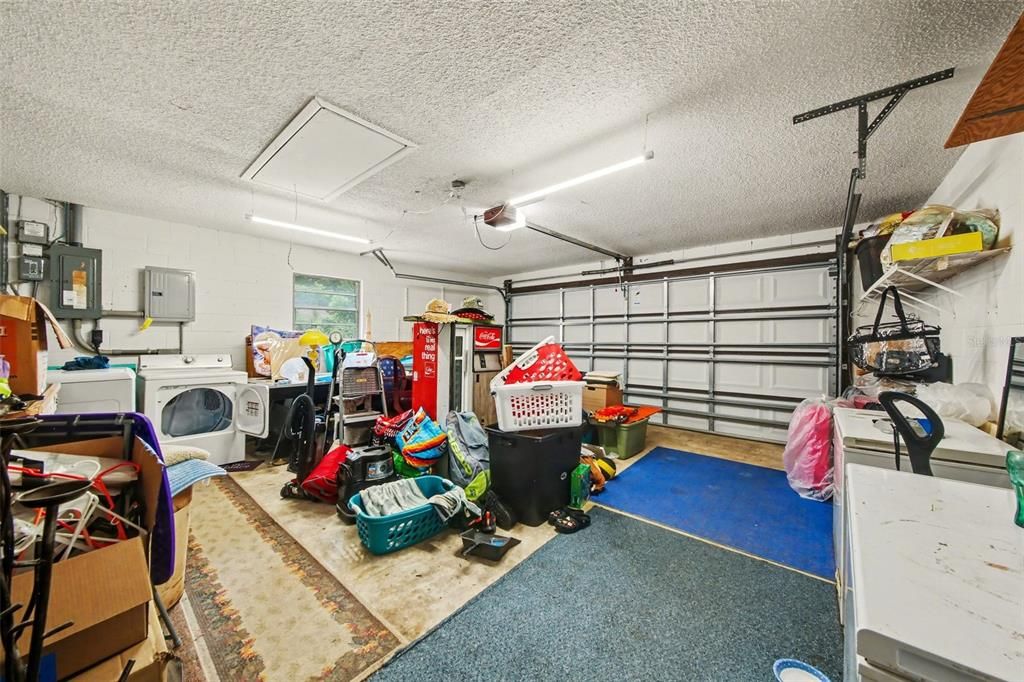 Activo con contrato: $425,000 (5 camas, 3 baños, 3131 Pies cuadrados)