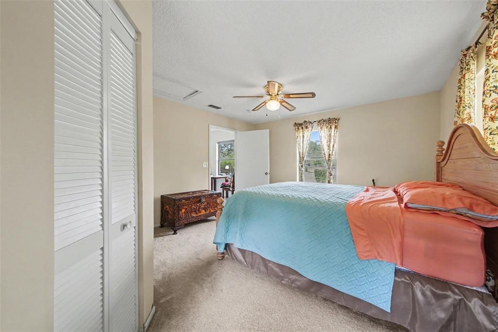 Activo con contrato: $425,000 (5 camas, 3 baños, 3131 Pies cuadrados)