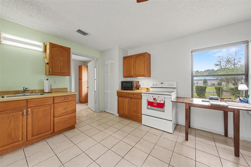 Activo con contrato: $425,000 (5 camas, 3 baños, 3131 Pies cuadrados)