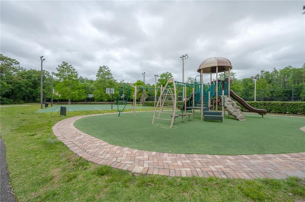 合同活跃: $585,000 (3 贝兹, 2 浴室, 1634 平方英尺)