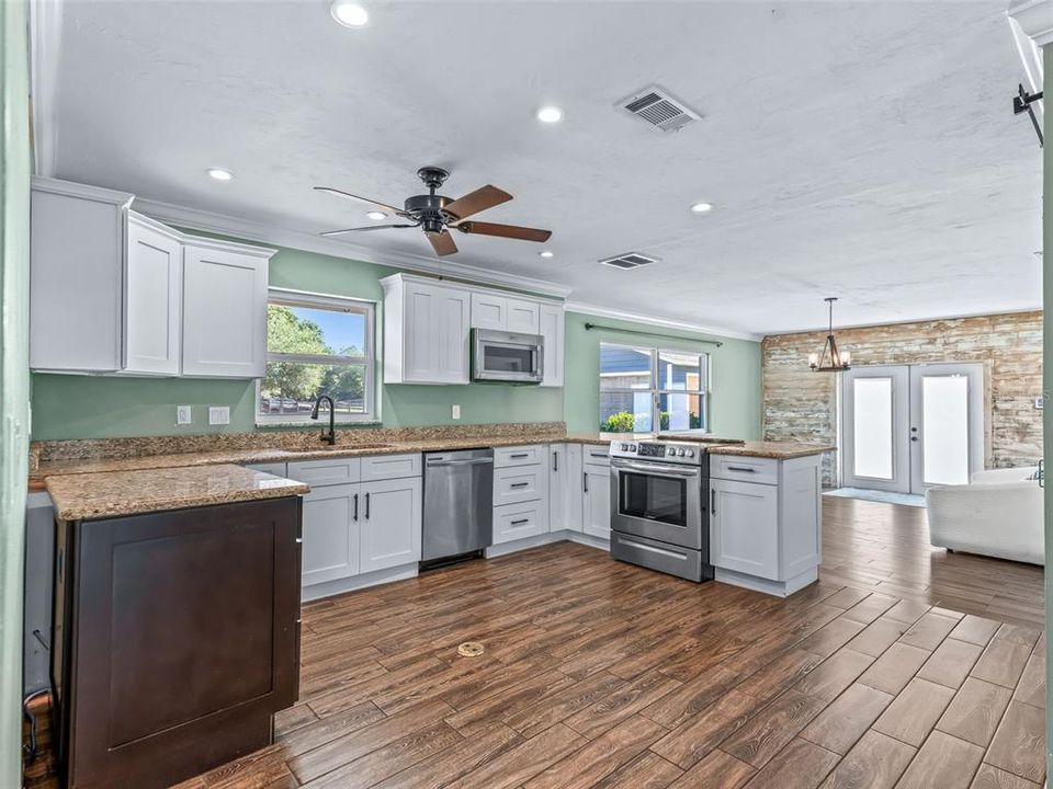 Activo con contrato: $385,000 (3 camas, 2 baños, 1965 Pies cuadrados)