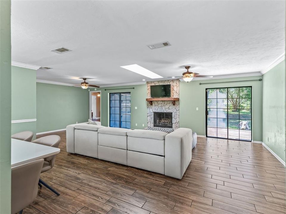 Activo con contrato: $385,000 (3 camas, 2 baños, 1965 Pies cuadrados)