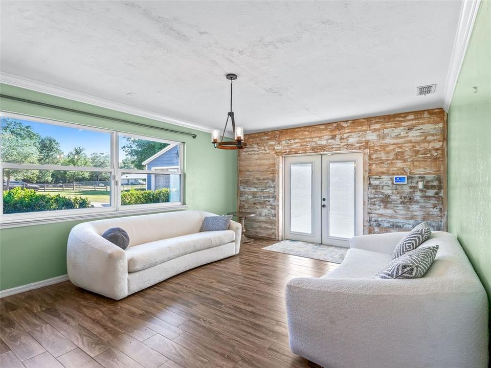 Activo con contrato: $385,000 (3 camas, 2 baños, 1965 Pies cuadrados)