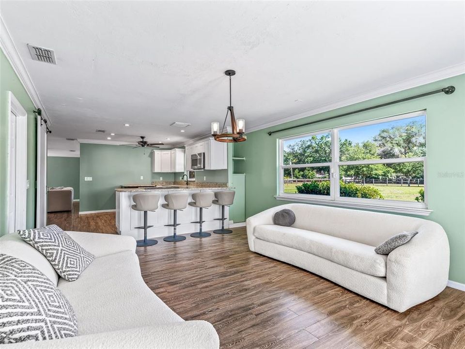 Activo con contrato: $385,000 (3 camas, 2 baños, 1965 Pies cuadrados)