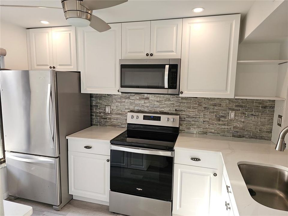 For Sale: $265,000 (2 beds, 2 baths, 890 Square Feet)