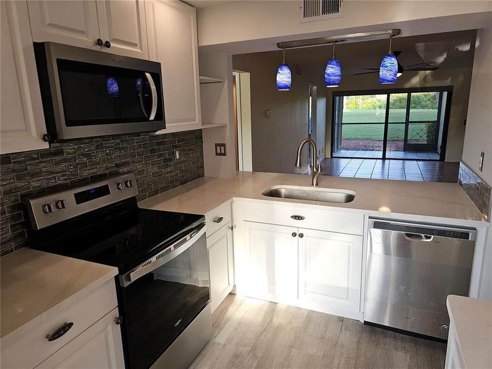 For Sale: $265,000 (2 beds, 2 baths, 890 Square Feet)