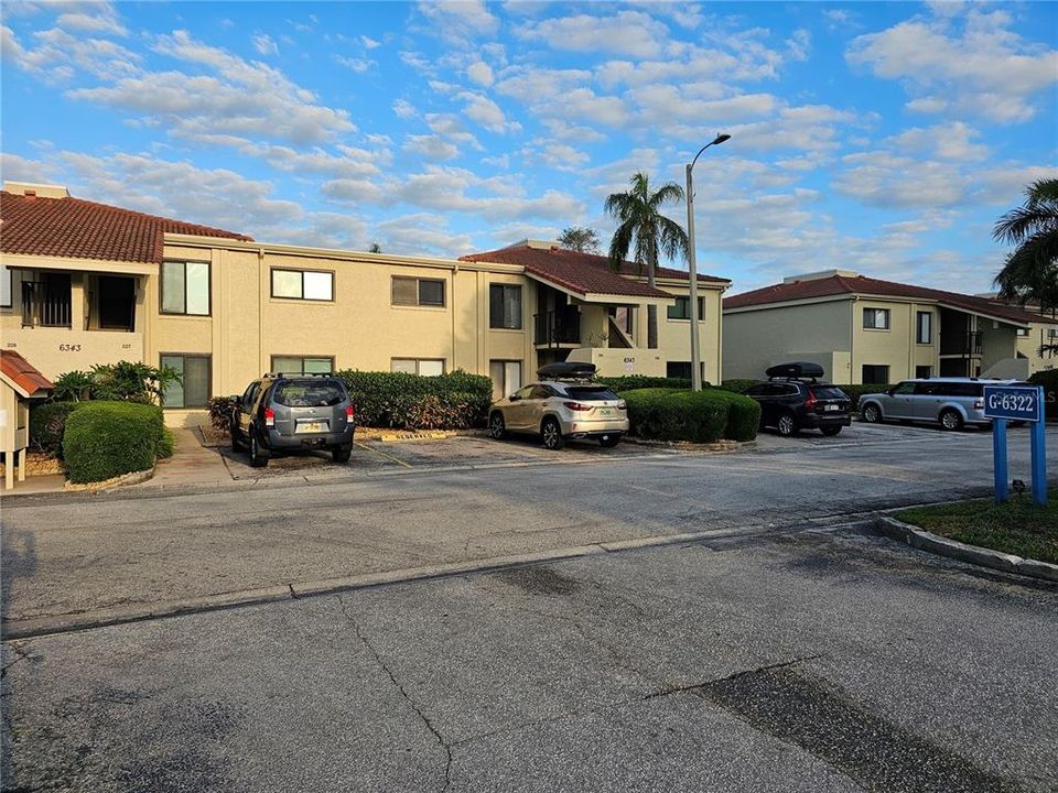 For Sale: $265,000 (2 beds, 2 baths, 890 Square Feet)