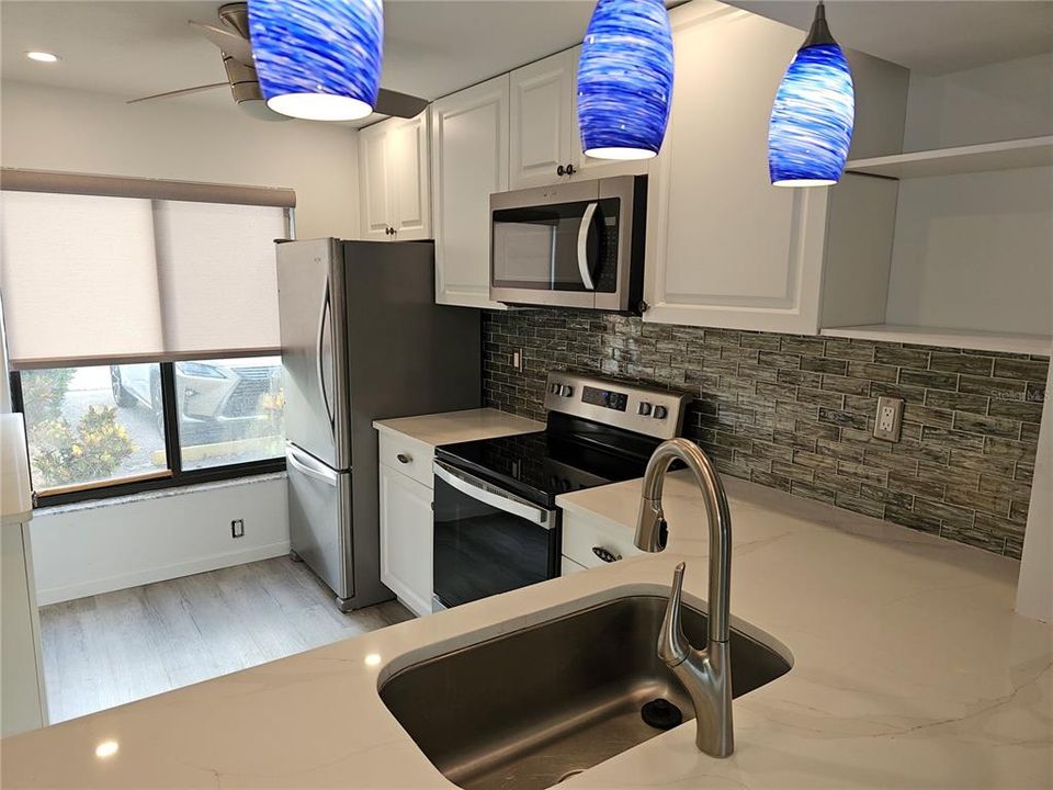 For Sale: $265,000 (2 beds, 2 baths, 890 Square Feet)