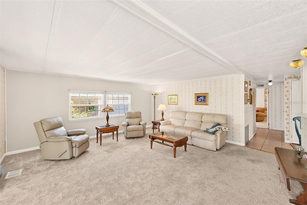 For Sale: $159,000 (2 beds, 2 baths, 1040 Square Feet)