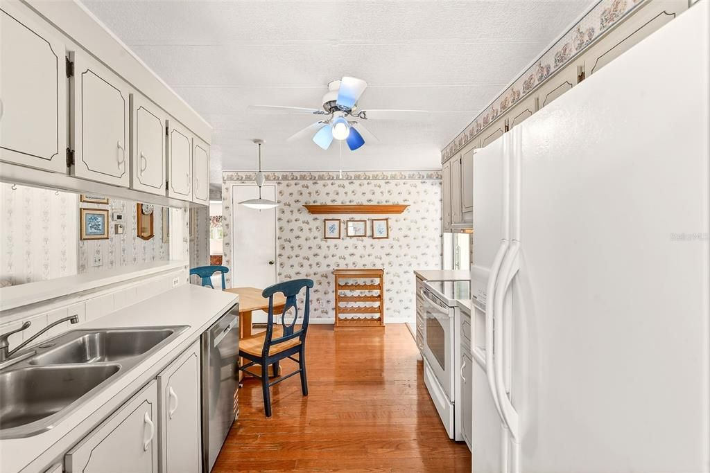 For Sale: $159,000 (2 beds, 2 baths, 1040 Square Feet)