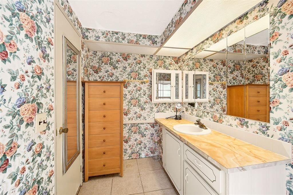 For Sale: $159,000 (2 beds, 2 baths, 1040 Square Feet)