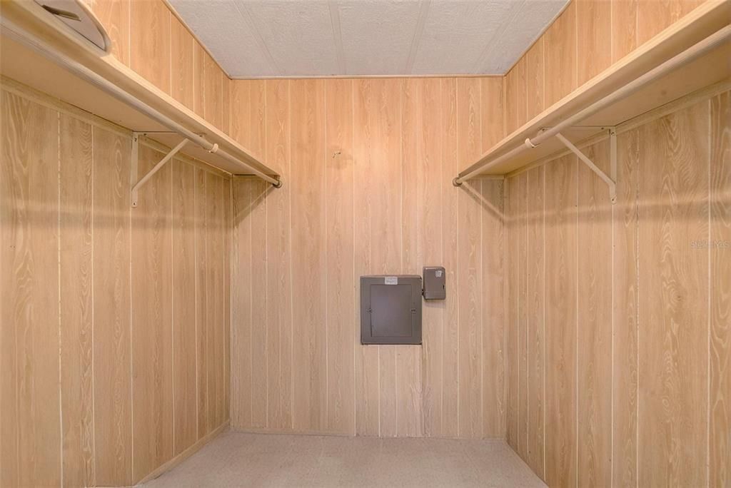 For Sale: $159,000 (2 beds, 2 baths, 1040 Square Feet)