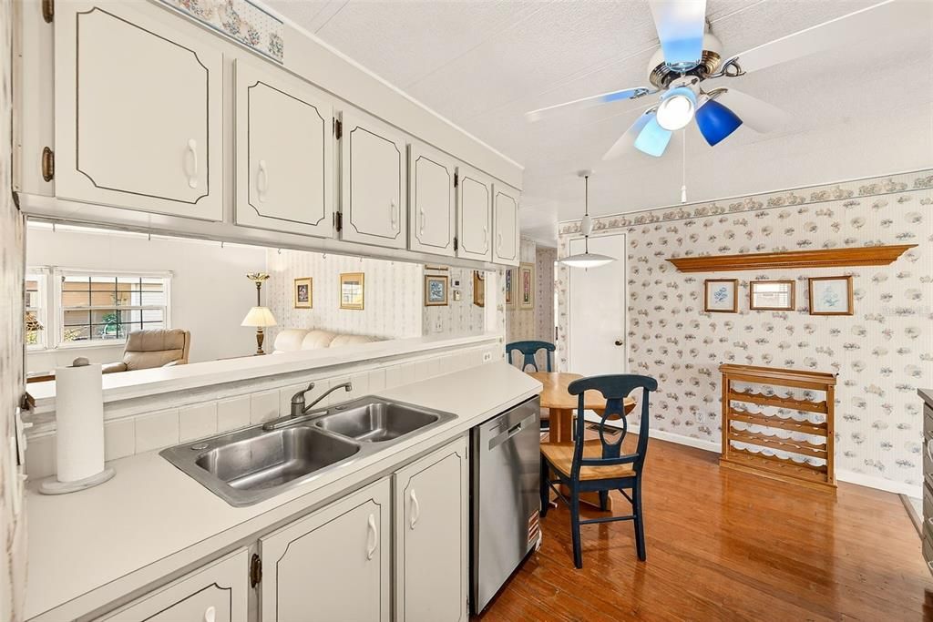 For Sale: $159,000 (2 beds, 2 baths, 1040 Square Feet)