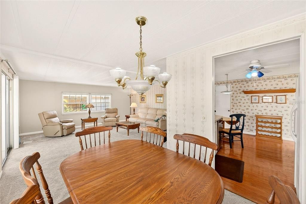 For Sale: $159,000 (2 beds, 2 baths, 1040 Square Feet)