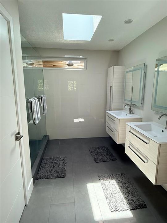 Activo con contrato: $999,000 (4 camas, 3 baños, 2300 Pies cuadrados)