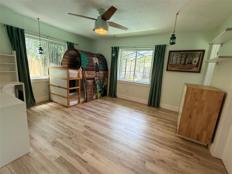 Activo con contrato: $999,000 (4 camas, 3 baños, 2300 Pies cuadrados)