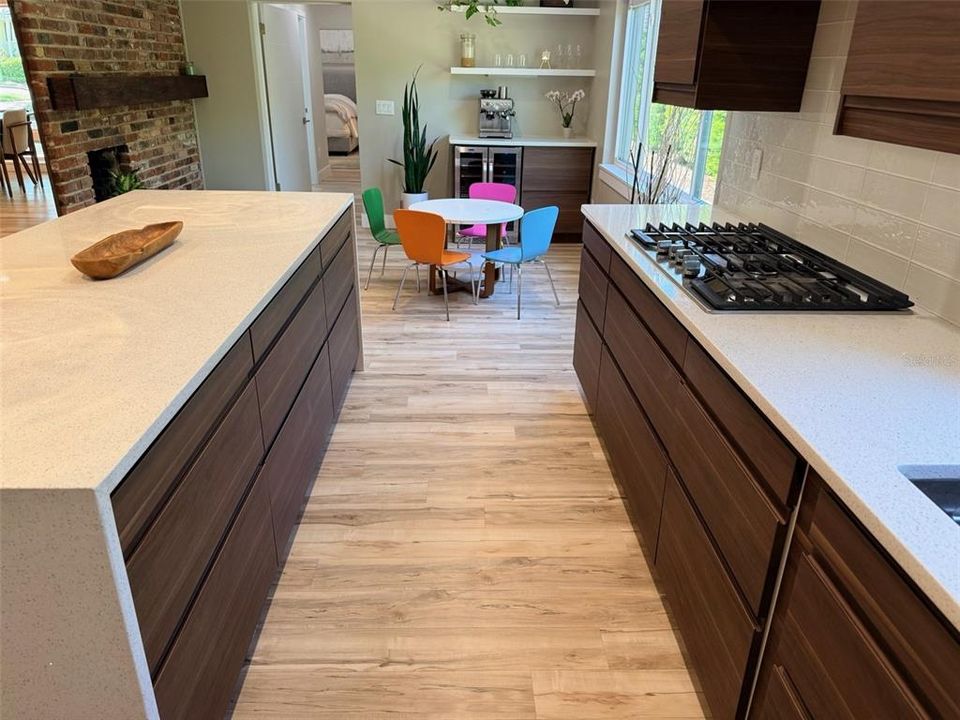 Activo con contrato: $999,000 (4 camas, 3 baños, 2300 Pies cuadrados)