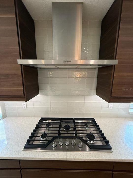 Activo con contrato: $999,000 (4 camas, 3 baños, 2300 Pies cuadrados)
