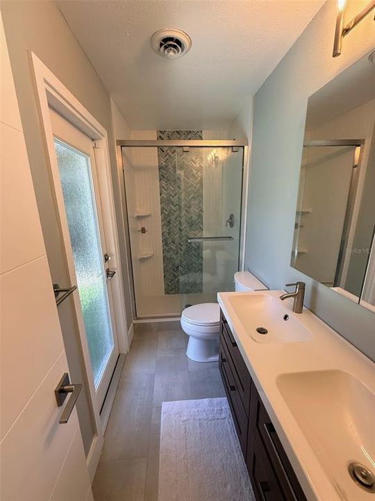 Activo con contrato: $999,000 (4 camas, 3 baños, 2300 Pies cuadrados)
