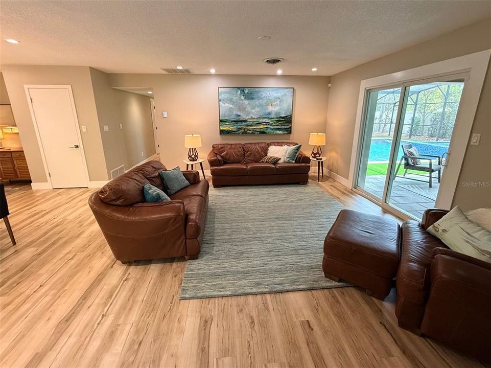 Activo con contrato: $999,000 (4 camas, 3 baños, 2300 Pies cuadrados)