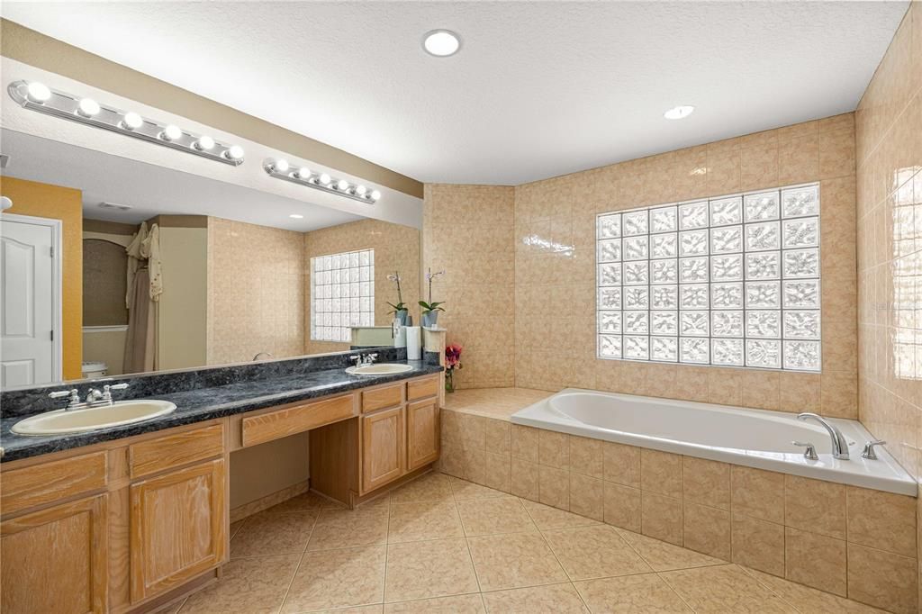 На продажу: $404,999 (3 спален, 2 ванн, 2604 Квадратных фут)