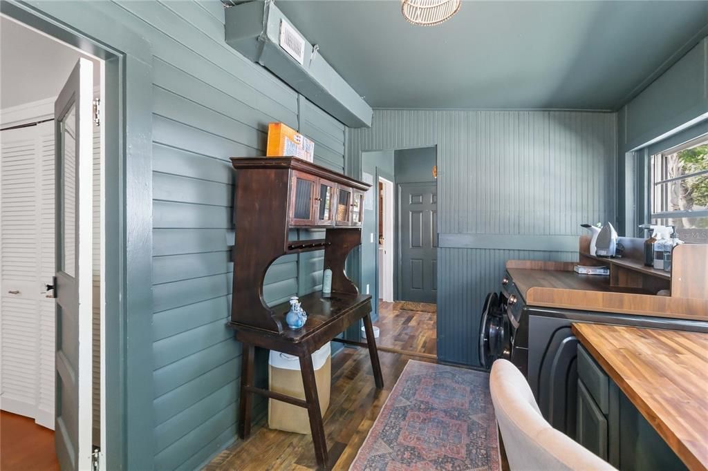 Active With Contract: $549,900 (2 beds, 1 baths, 1691 Square Feet)