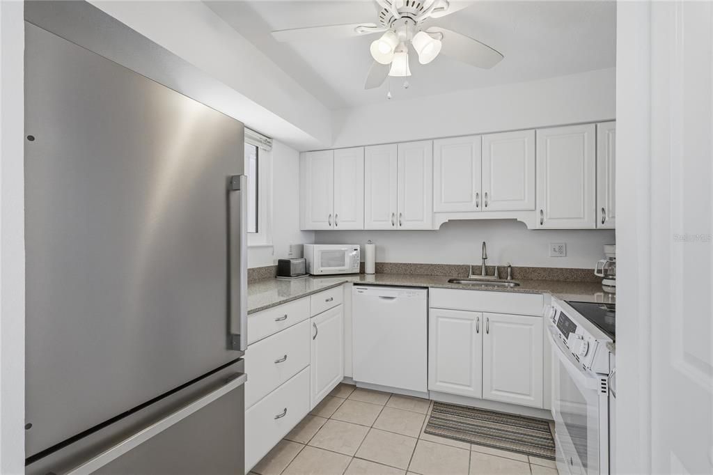 For Sale: $420,000 (1 beds, 1 baths, 691 Square Feet)