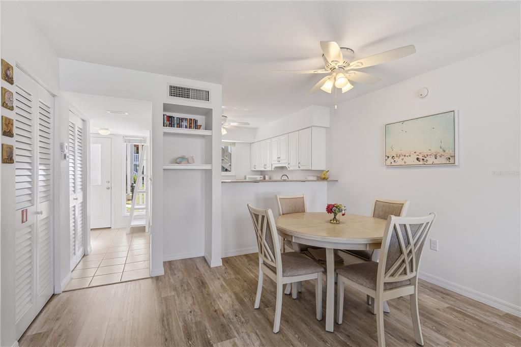 For Sale: $420,000 (1 beds, 1 baths, 691 Square Feet)