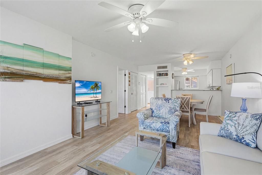For Sale: $420,000 (1 beds, 1 baths, 691 Square Feet)
