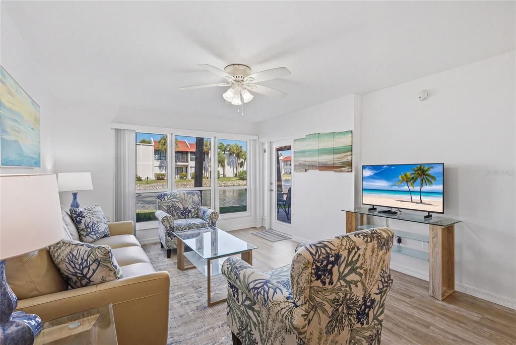 For Sale: $420,000 (1 beds, 1 baths, 691 Square Feet)