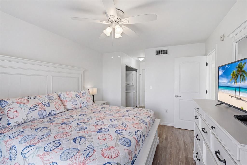 For Sale: $420,000 (1 beds, 1 baths, 691 Square Feet)