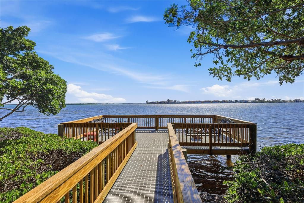 For Sale: $420,000 (1 beds, 1 baths, 691 Square Feet)