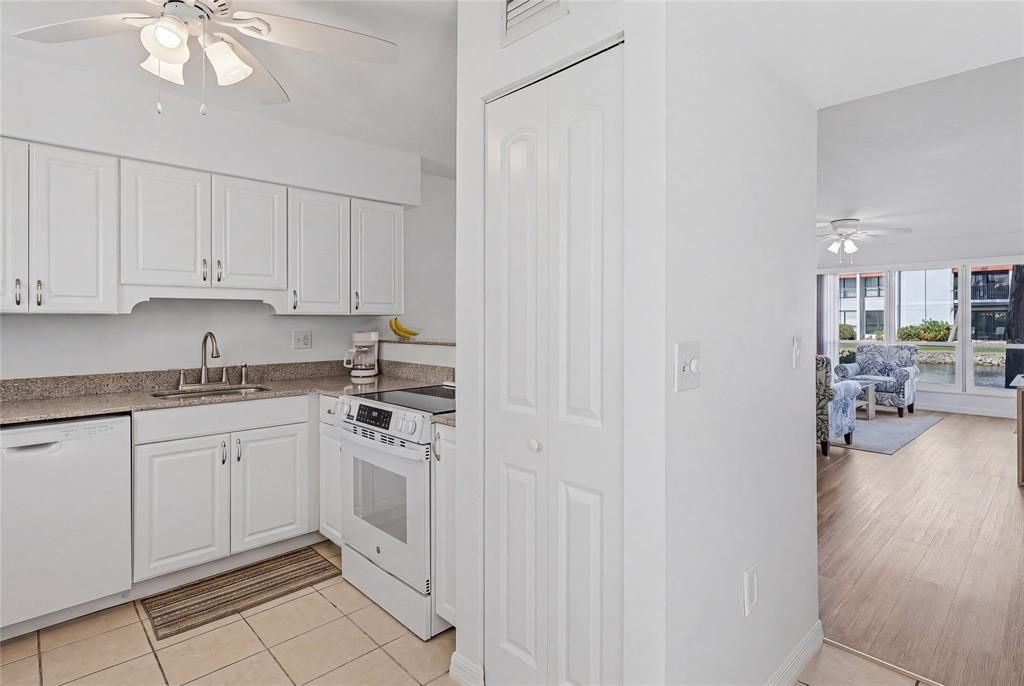 For Sale: $420,000 (1 beds, 1 baths, 691 Square Feet)