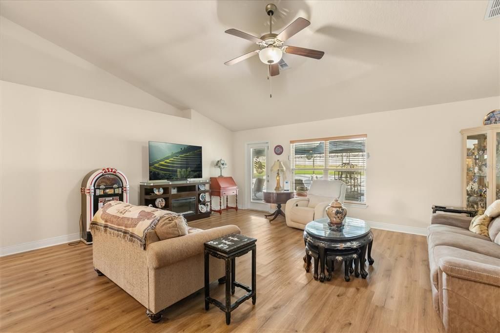 For Sale: $450,000 (4 beds, 2 baths, 1908 Square Feet)