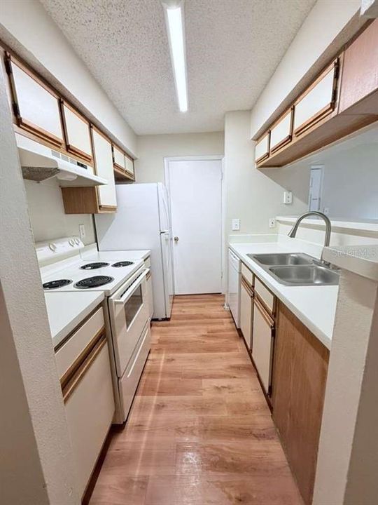 Active With Contract: $1,150 (1 beds, 1 baths, 650 Square Feet)