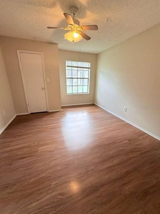 Active With Contract: $1,150 (1 beds, 1 baths, 650 Square Feet)