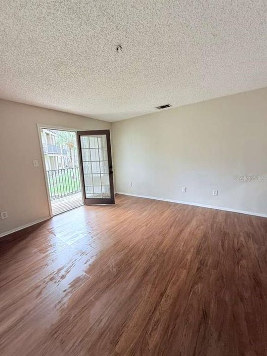 Active With Contract: $1,150 (1 beds, 1 baths, 650 Square Feet)