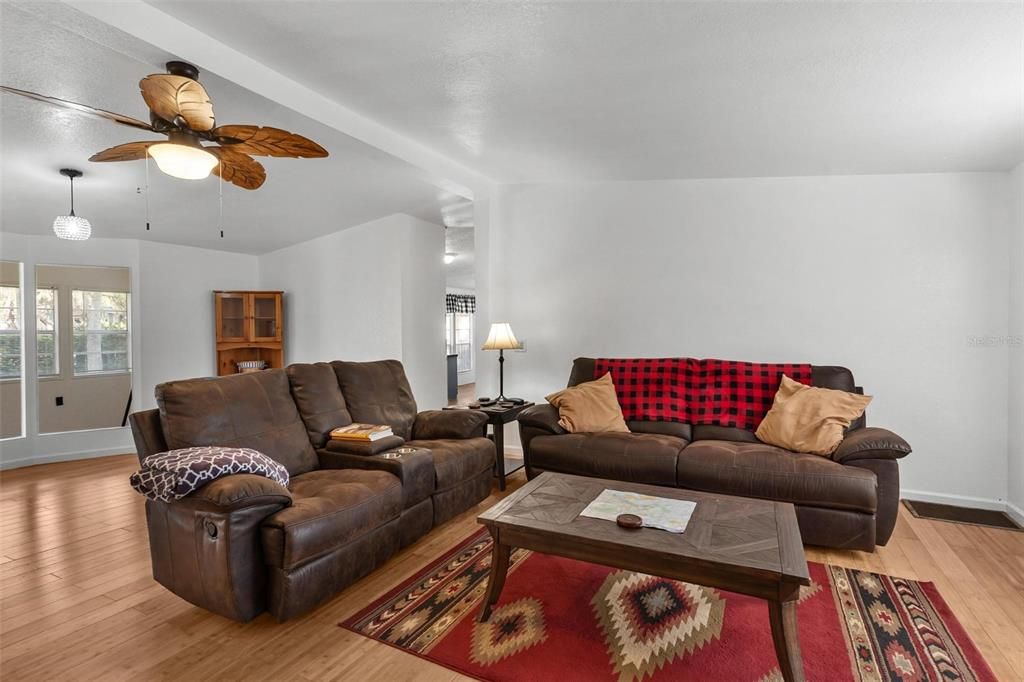 Active With Contract: $199,900 (2 beds, 2 baths, 1508 Square Feet)