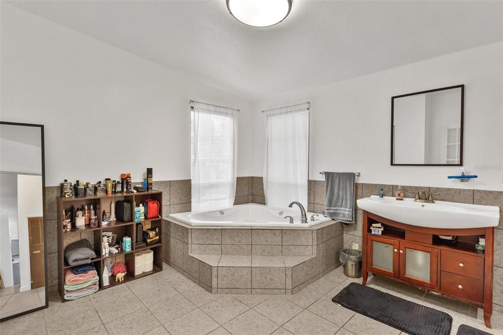 Active With Contract: $199,900 (2 beds, 2 baths, 1508 Square Feet)