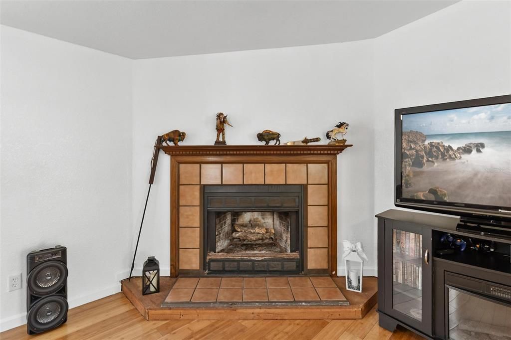 Active With Contract: $199,900 (2 beds, 2 baths, 1508 Square Feet)