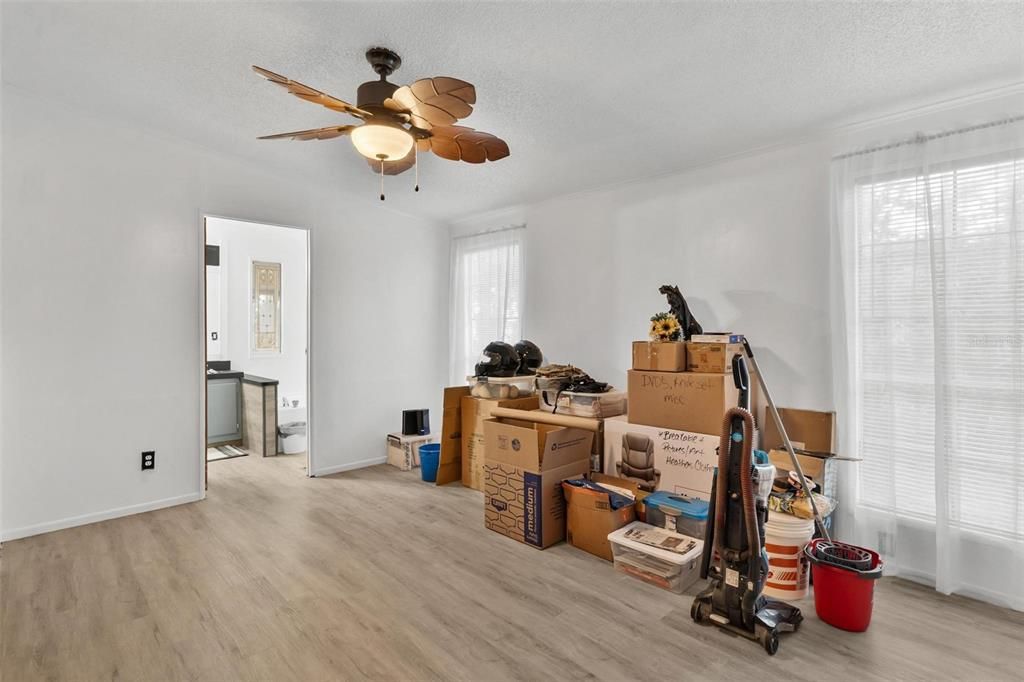 Active With Contract: $199,900 (2 beds, 2 baths, 1508 Square Feet)