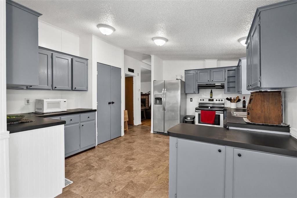 Active With Contract: $199,900 (2 beds, 2 baths, 1508 Square Feet)