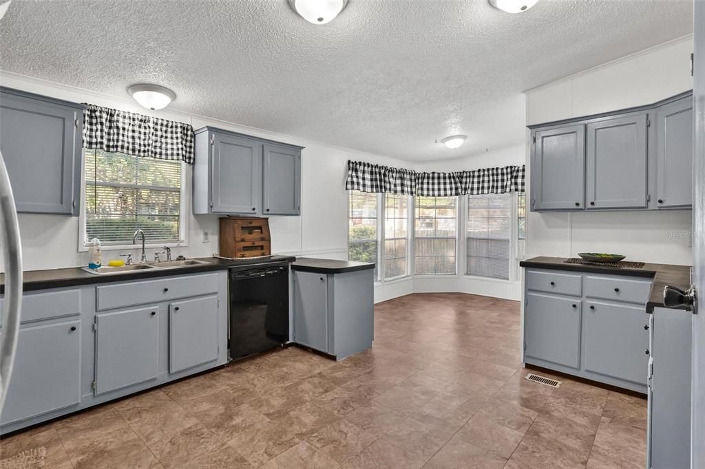 Active With Contract: $199,900 (2 beds, 2 baths, 1508 Square Feet)