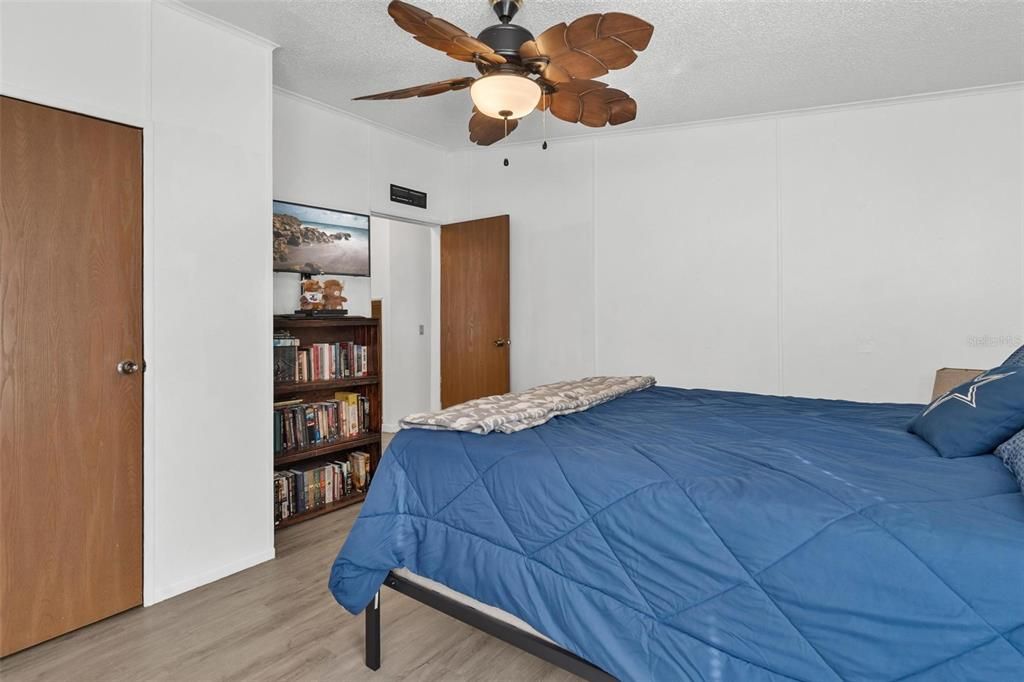 Active With Contract: $199,900 (2 beds, 2 baths, 1508 Square Feet)
