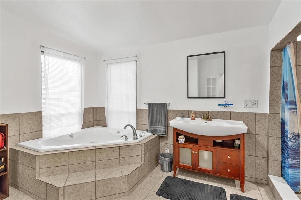 Active With Contract: $199,900 (2 beds, 2 baths, 1508 Square Feet)