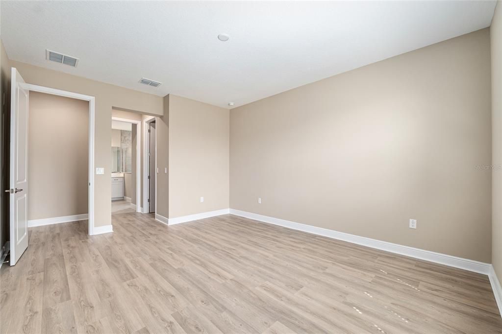 Active With Contract: $593,400 (3 beds, 3 baths, 2907 Square Feet)